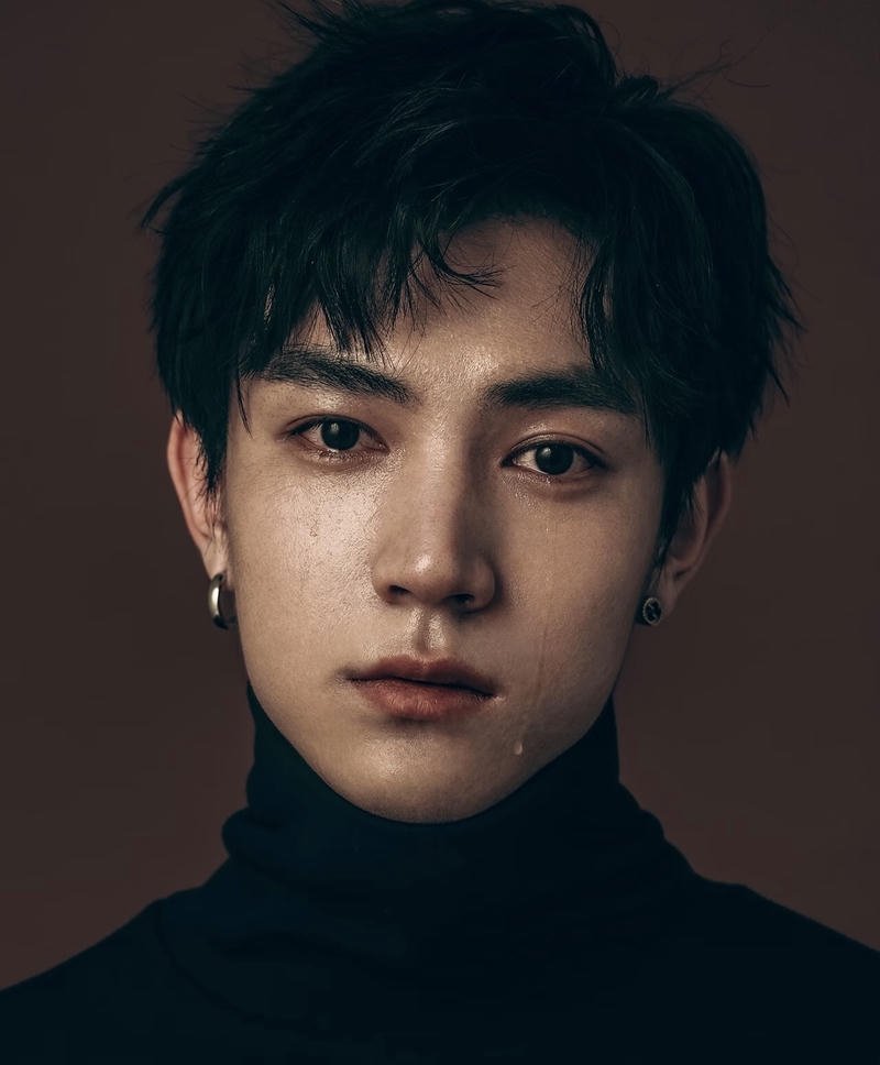 Ánh mắt buồn của chàng trai trong khung cảnh tĩnh lặng