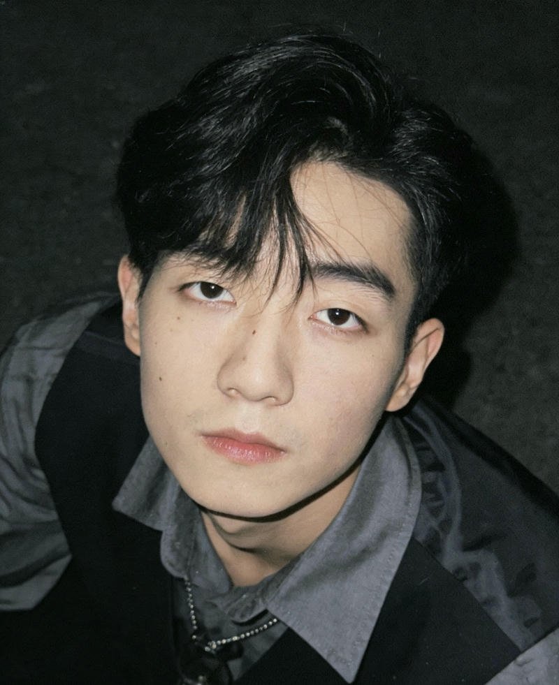 Ánh mắt chàng trai đầy suy nghĩ khi ngồi một mình trong phòng