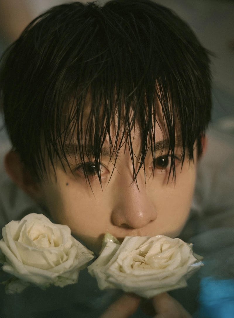 Ánh mắt sâu lắng của chàng trai trong khung cảnh tối giản