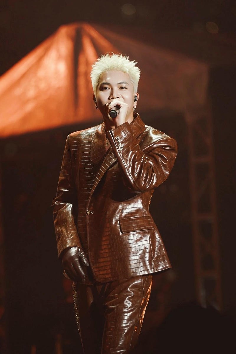 Ánh mắt sâu lắng nổi bật hình nền BigDaddy