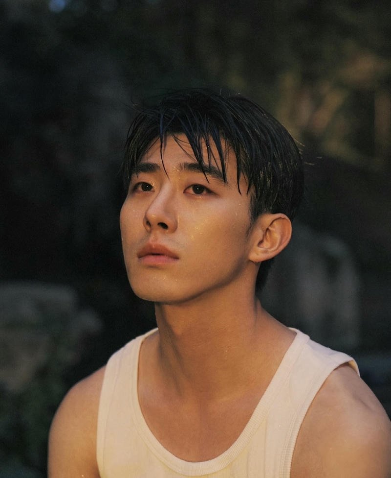 Ánh mắt suy tư của chàng trai giữa khung cảnh chiều muộn