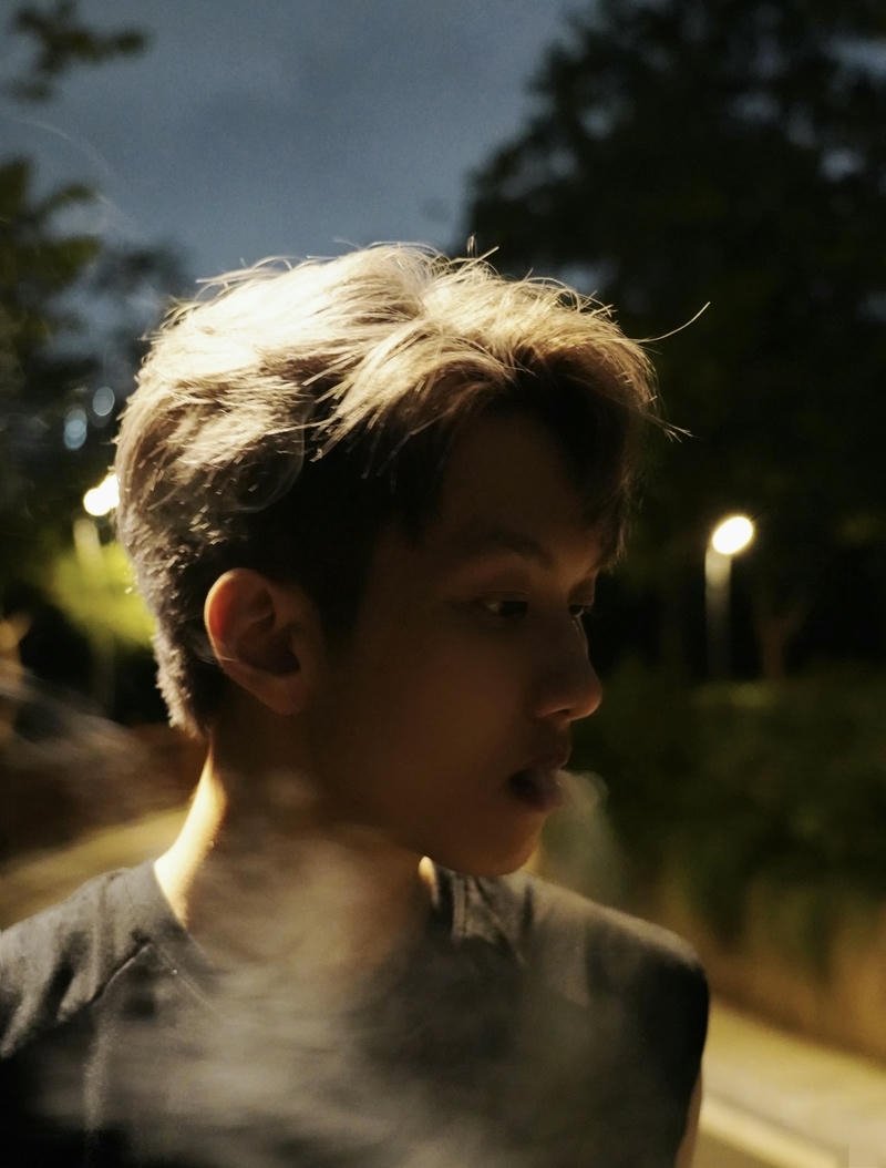 Ánh mắt trầm buồn của chàng trai trong khung cảnh cô đơn