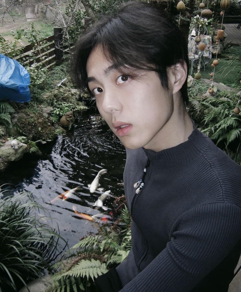 Ánh mắt xa xăm của chàng trai giữa không gian rộng