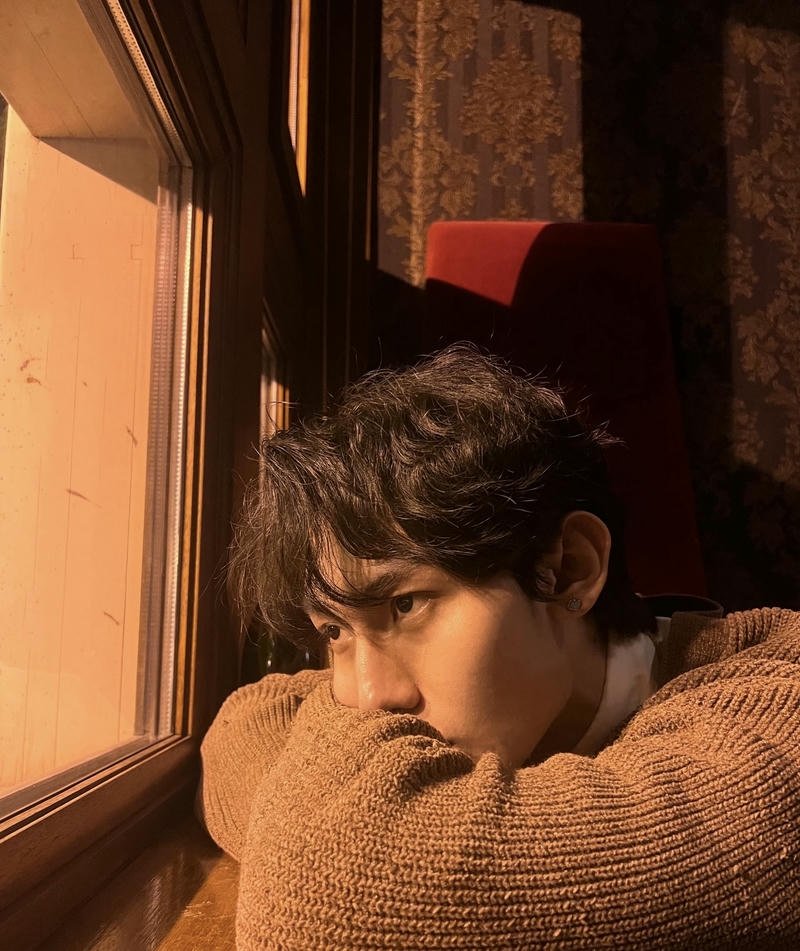 Ánh mắt xa xăm của chàng trai ngồi lặng bên cửa sổ buồn