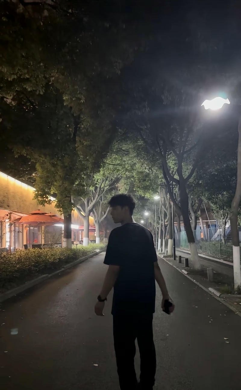 Ảnh nam che mặt tạo dáng lạnh lùng