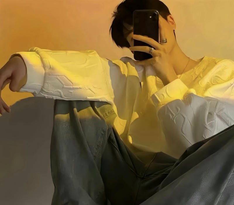 Ảnh nam che mặt với ánh sáng tối đầy bí ẩn