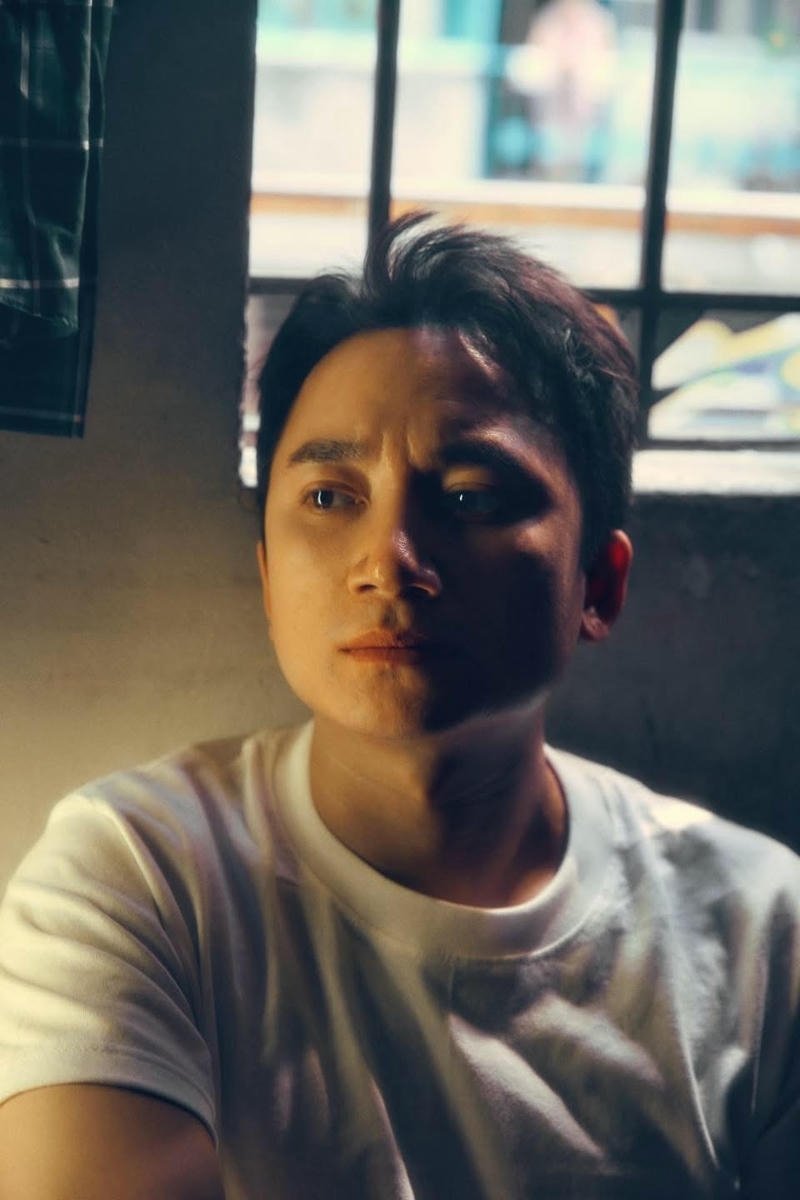 Ảnh nền Phan Mạnh Quỳnh phong cách tối giản tinh gọn