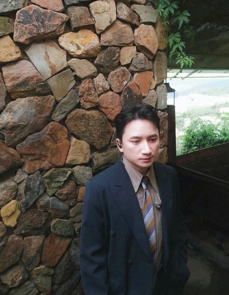 Ảnh nghệ sĩ Phan Mạnh Quỳnh chụp ngoài trời làm nền