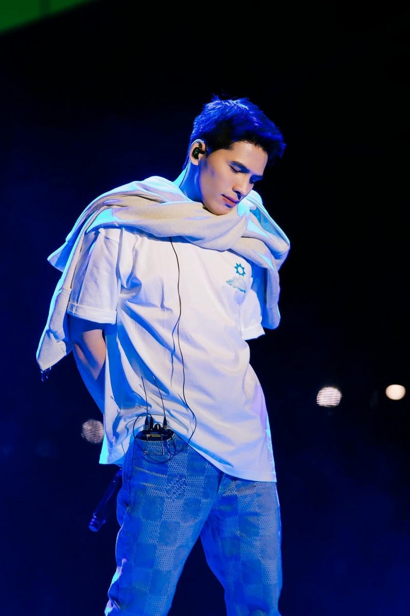 Ảnh nghệ sĩ Quốc Thiên phù hợp làm hình nền điện thoại