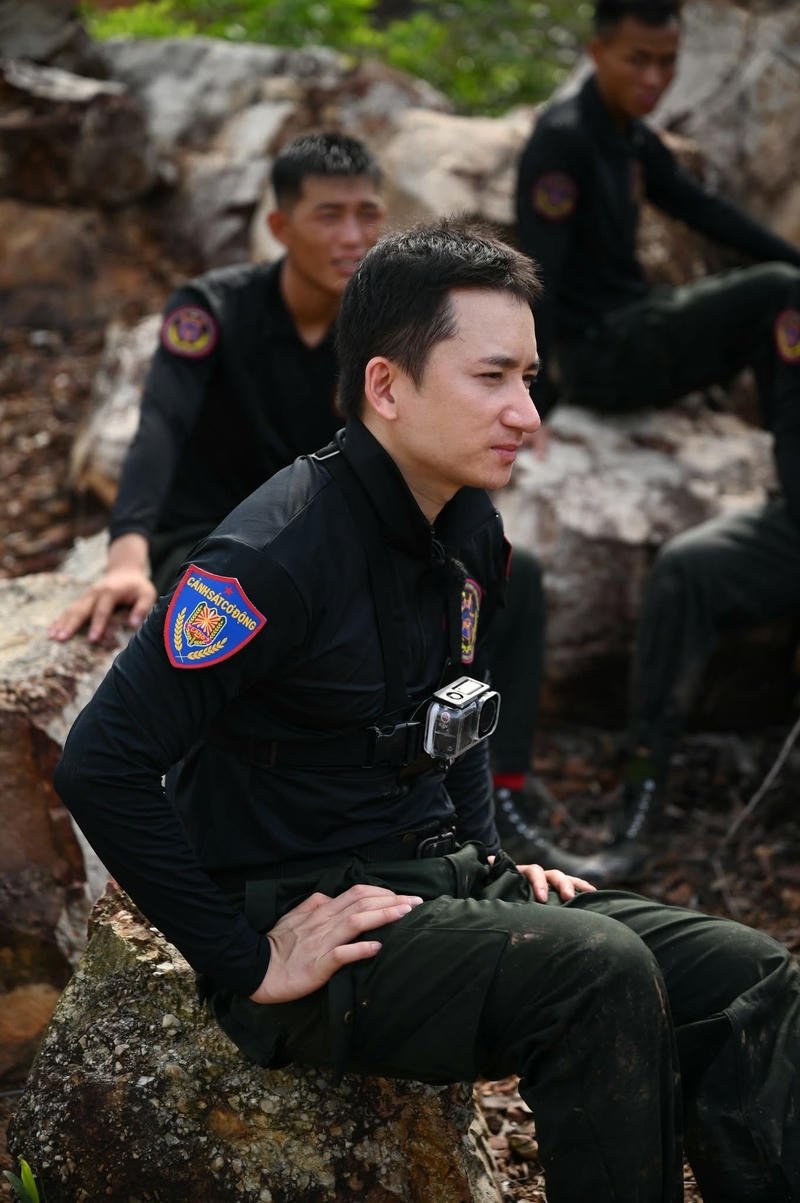 Ảnh ngoài trời Phan Mạnh Quỳnh ánh sáng tự nhiên làm nền