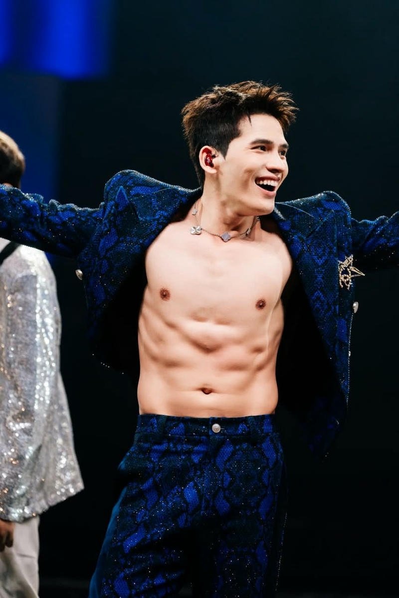 Ánh nhìn cuốn hút đầy cảm xúc của Quốc Thiên