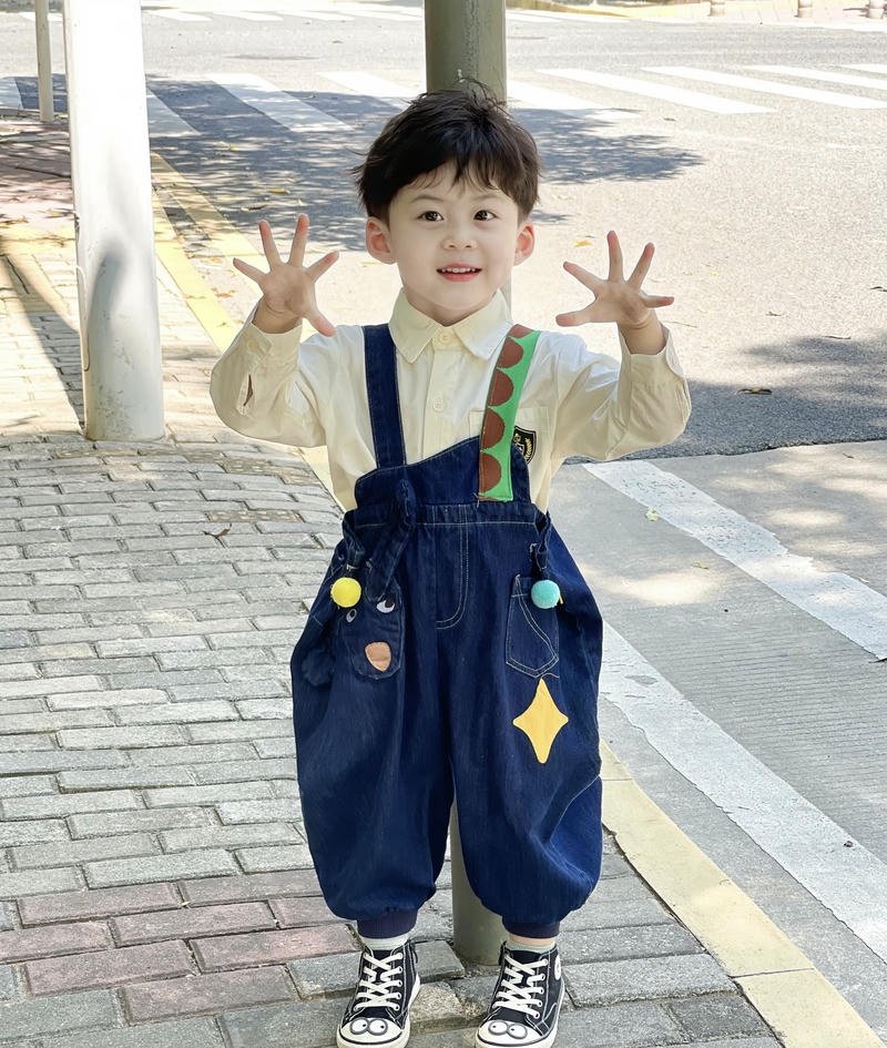 Ánh nhìn ngộ nghĩnh của em bé trai đáng yêu