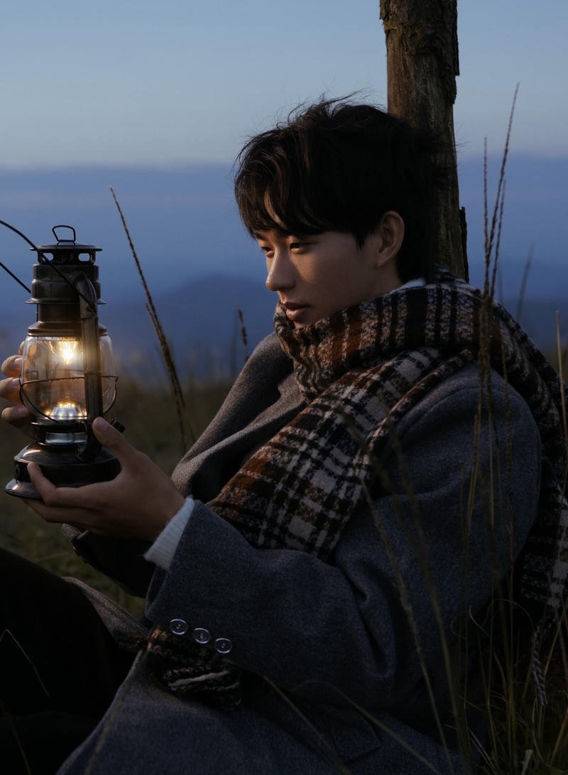 Ánh nhìn suy tư của chàng trai đứng giữa phố vắng