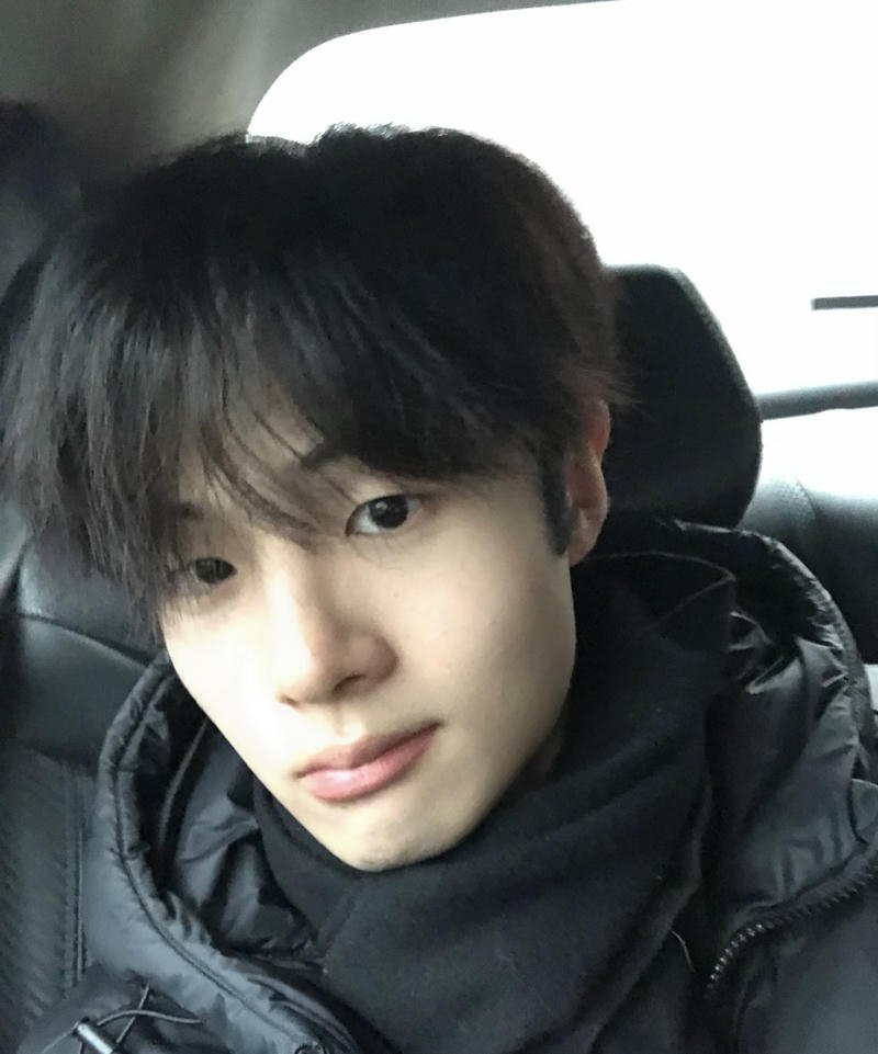 Ánh nhìn thân thiện của nam sinh trẻ cute