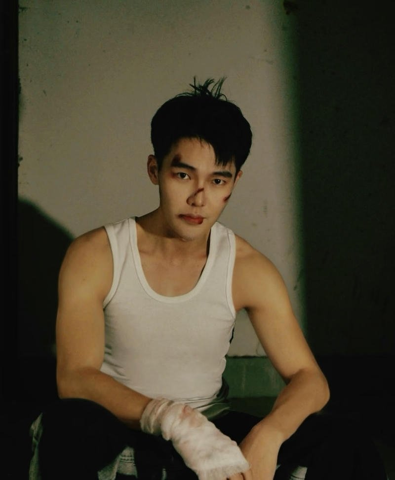 Ánh nhìn trầm mặc của chàng trai buồn trong căn phòng tối