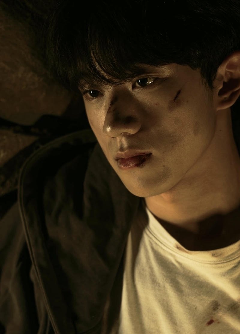 Ảnh sad boy lạnh lùng cô độc dưới ánh đèn vàng