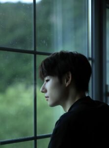 Ảnh sad boy trắng đen cô đơn nghệ thuật
