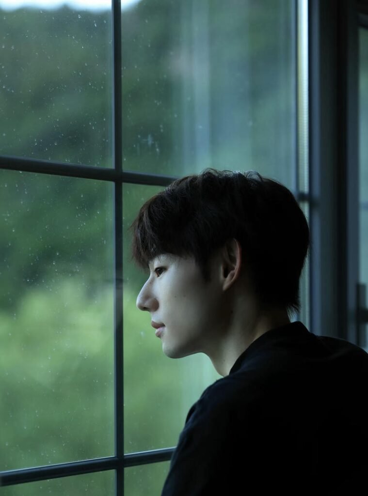 Ảnh sad boy trắng đen cô đơn nghệ thuật