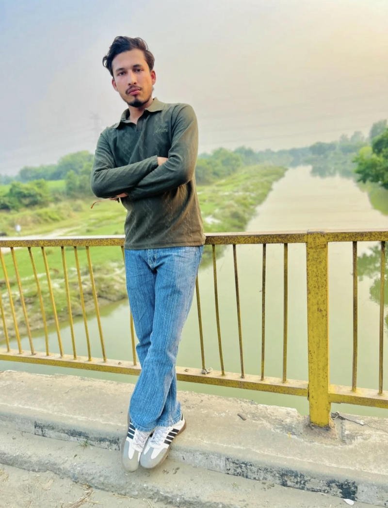 Ảnh trai Ấn Độ cá tính gương mặt đứng