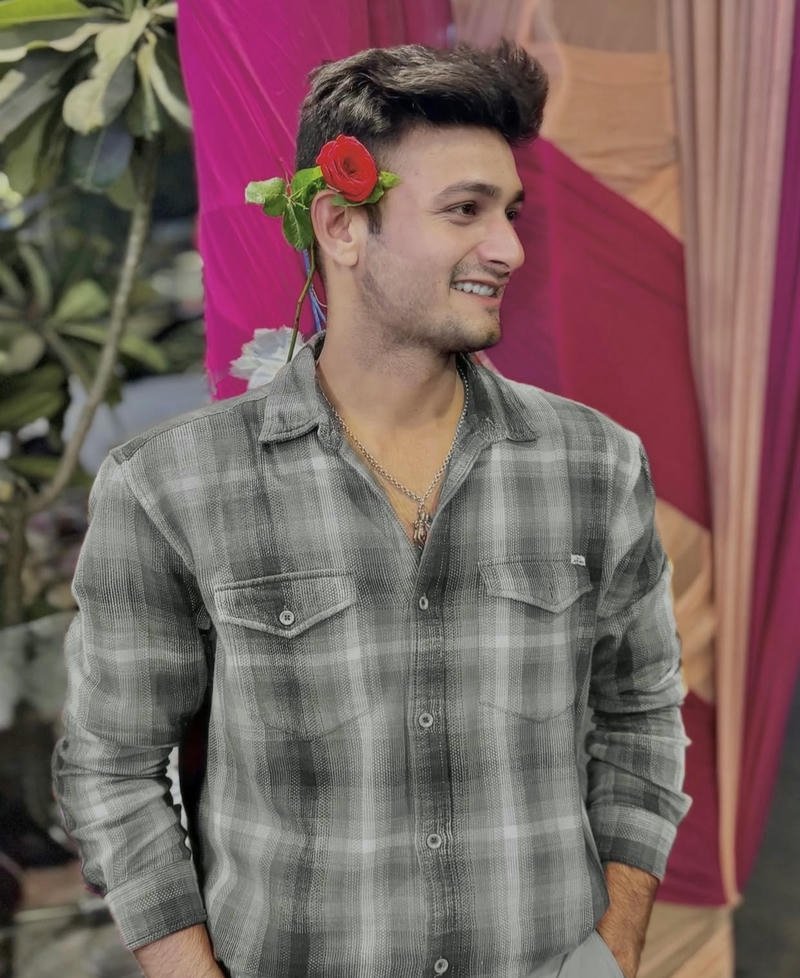 Anh trai Ấn Độ cài hoa lên tai