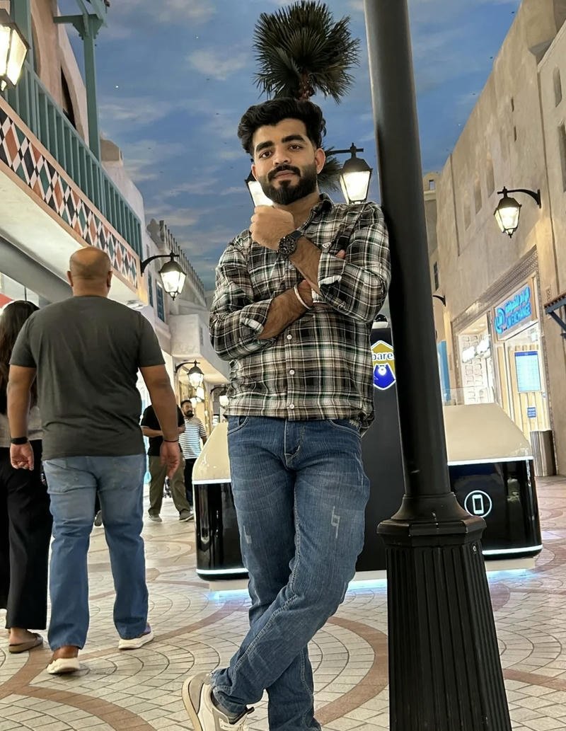 Ảnh trai Ấn Độ mạnh mẽ nụ cười rạng rỡ