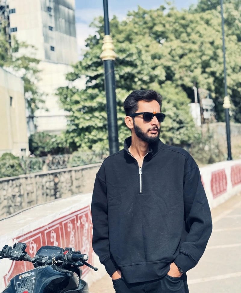 Anh trai Ấn Độ phong độ thần thái tự nhiên