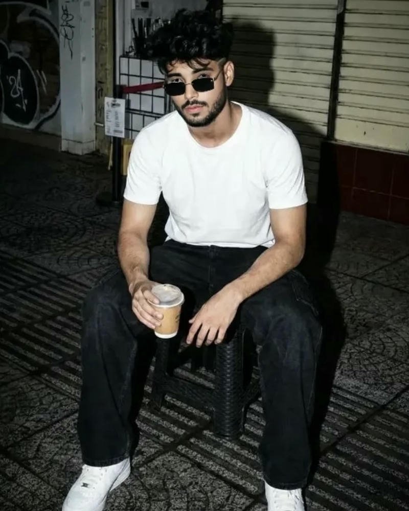 Ảnh trai Ấn Độ rắn rỏi vóc dáng khỏe khoắn