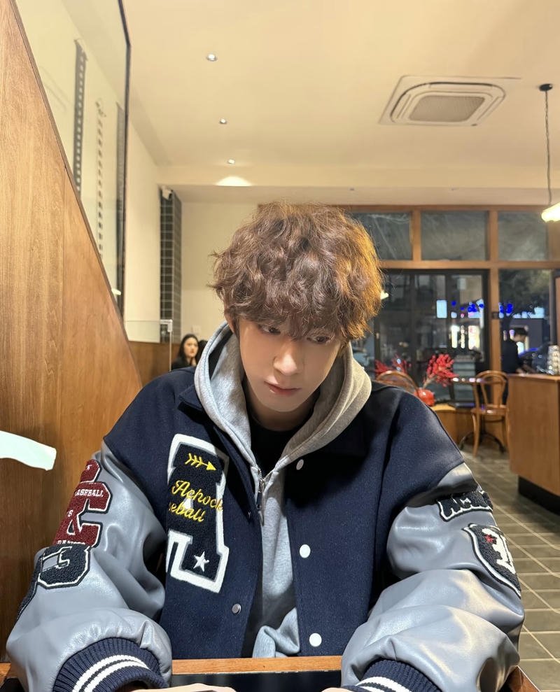 Ảnh trai Douyin đẹp ánh nhìn sâu gương mặt sáng