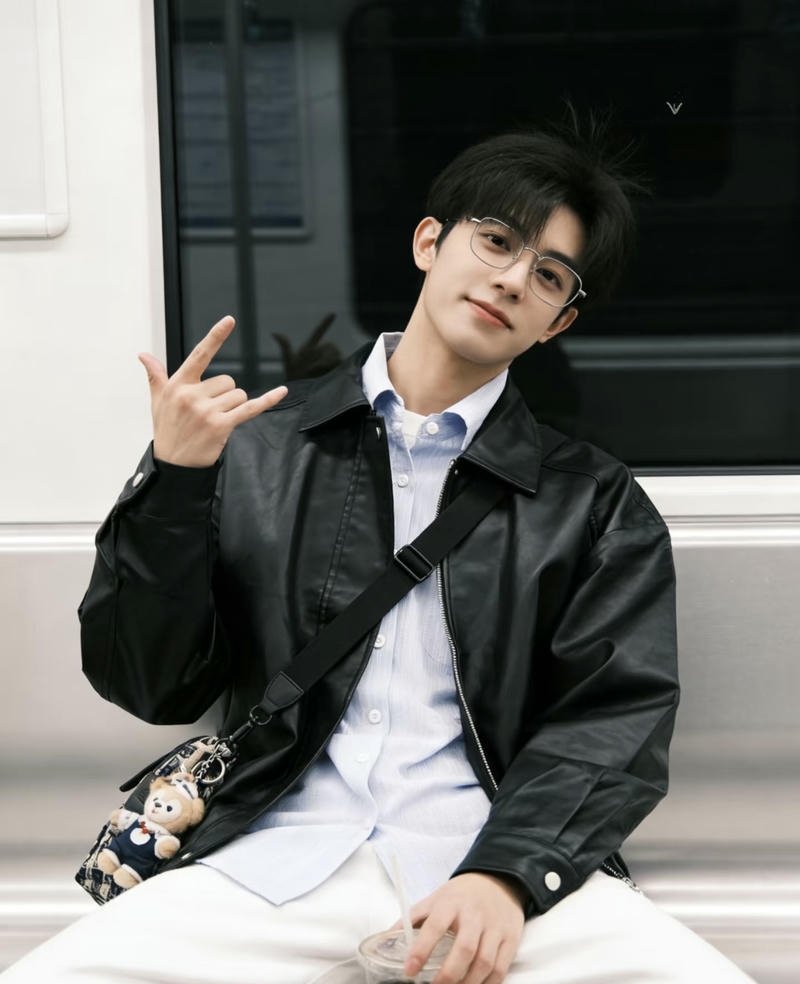 Ảnh trai Douyin đẹp lạnh ánh mắt sắc