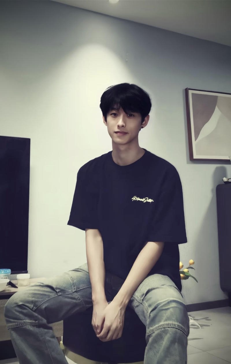 Ảnh trai Douyin gương mặt hài hòa áo phông đen