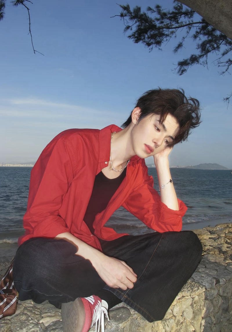 Ảnh trai Douyin gương mặt sáng nụ cười nhẹ