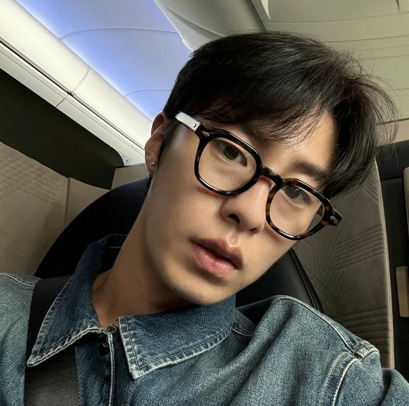 Anh trai đeo kính người Hàn Quốc cực đẹp trai