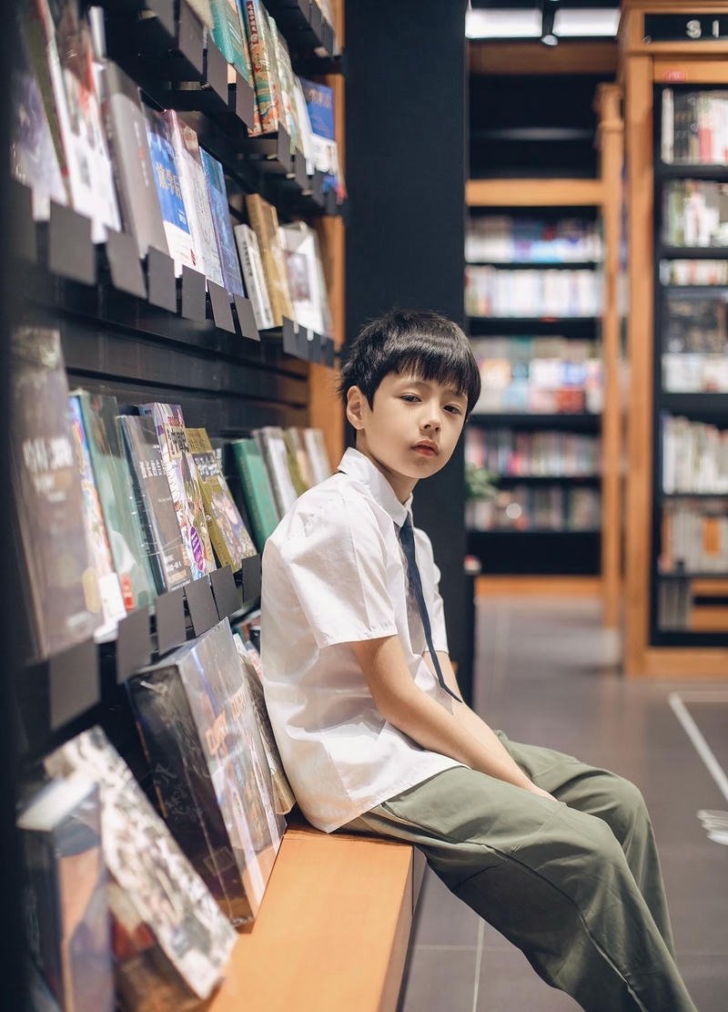 Ảnh trai đẹp 10 tuổi ánh mắt trong khuôn mặt sáng