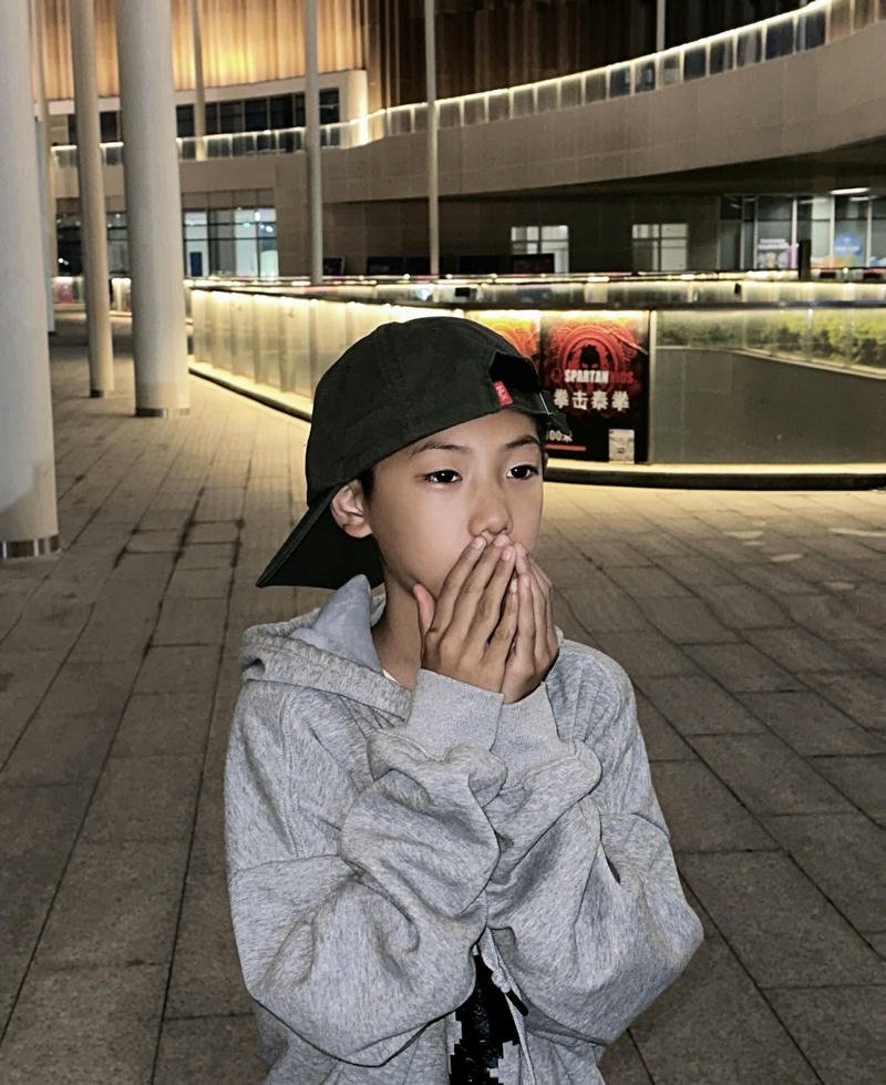 Ảnh trai đẹp 10 tuổi ánh nhìn nhẹ khuôn mặt sáng