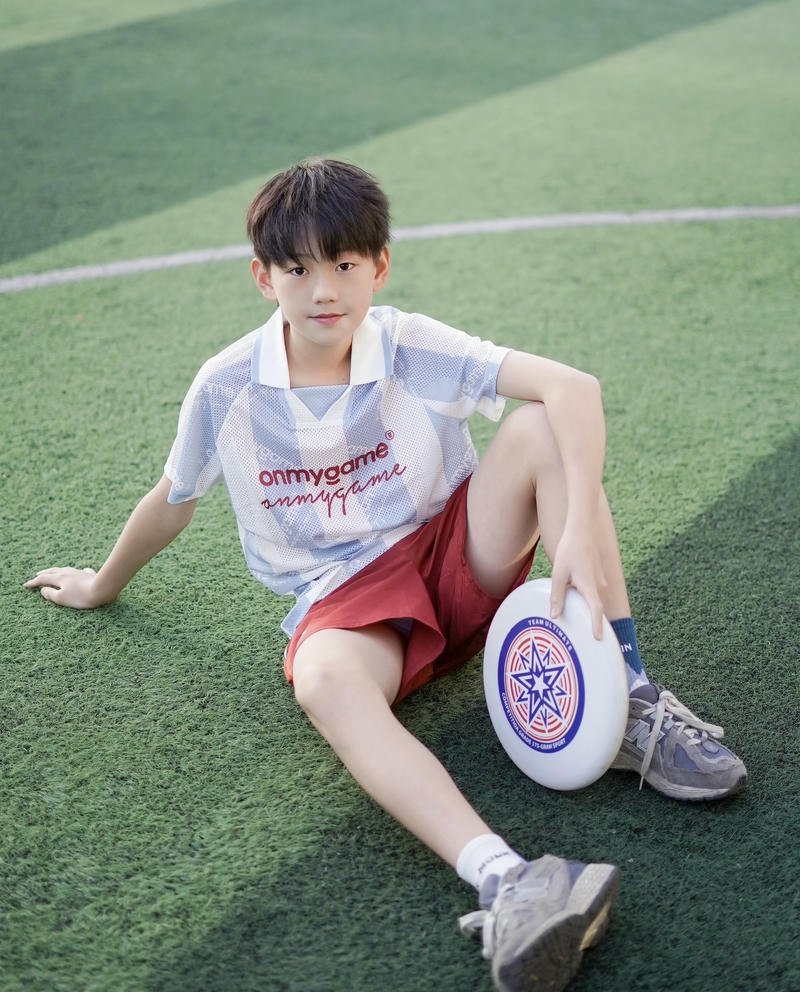 Ảnh trai đẹp 10 tuổi khuôn mặt hài hòa dễ nhìn