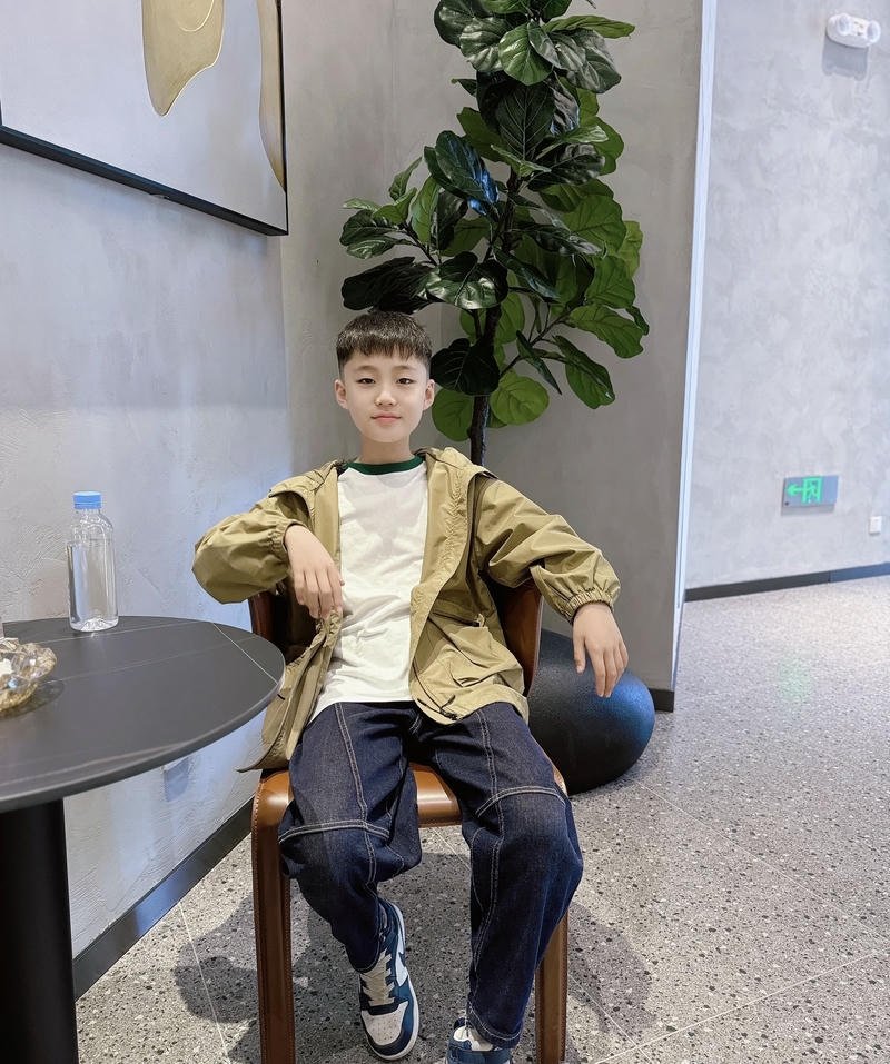 Ảnh trai đẹp 10 tuổi mái tóc ngắn khuôn mặt cân đối