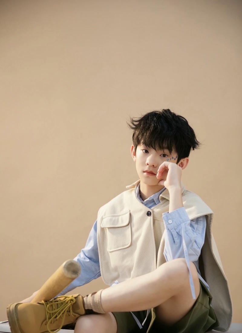 Ảnh trai đẹp 10 tuổi tóc gọn gàng ánh nhìn tự nhiên