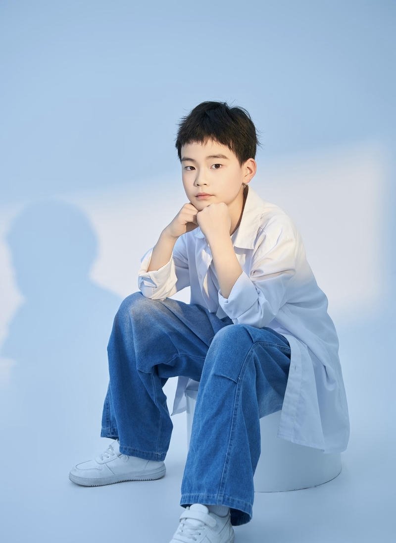 Ảnh trai đẹp 10 tuổi tóc gọn gàng gương mặt sáng