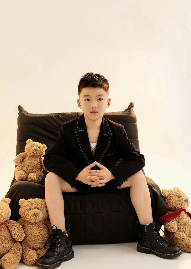 Ảnh trai đẹp 10 tuổi tóc ngắn khuôn mặt hài hòa