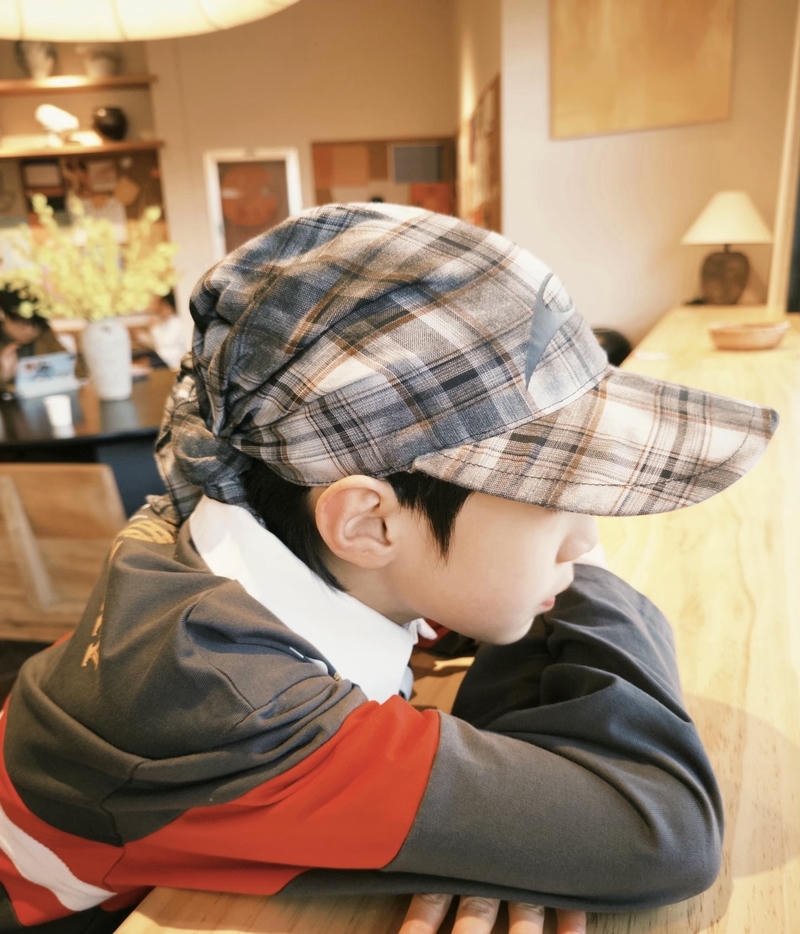 Ảnh trai đẹp 13 tuổi cậu bé ngồi suy nghĩ