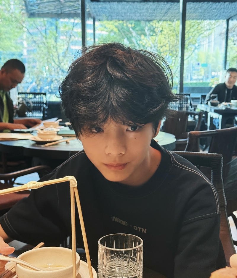 Ảnh trai đẹp 13 tuổi đang ăn