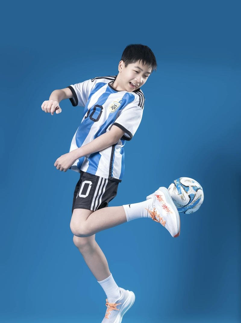 Ảnh trai đẹp 13 tuổi năng động với nụ cười tươi