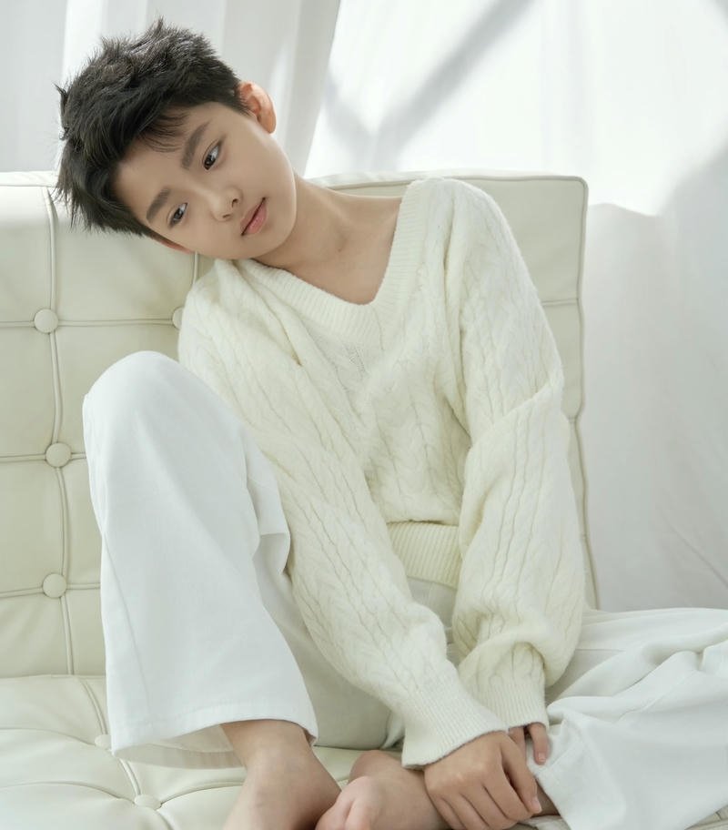 Ảnh trai đẹp 13 tuổi ngồi tựa ghế