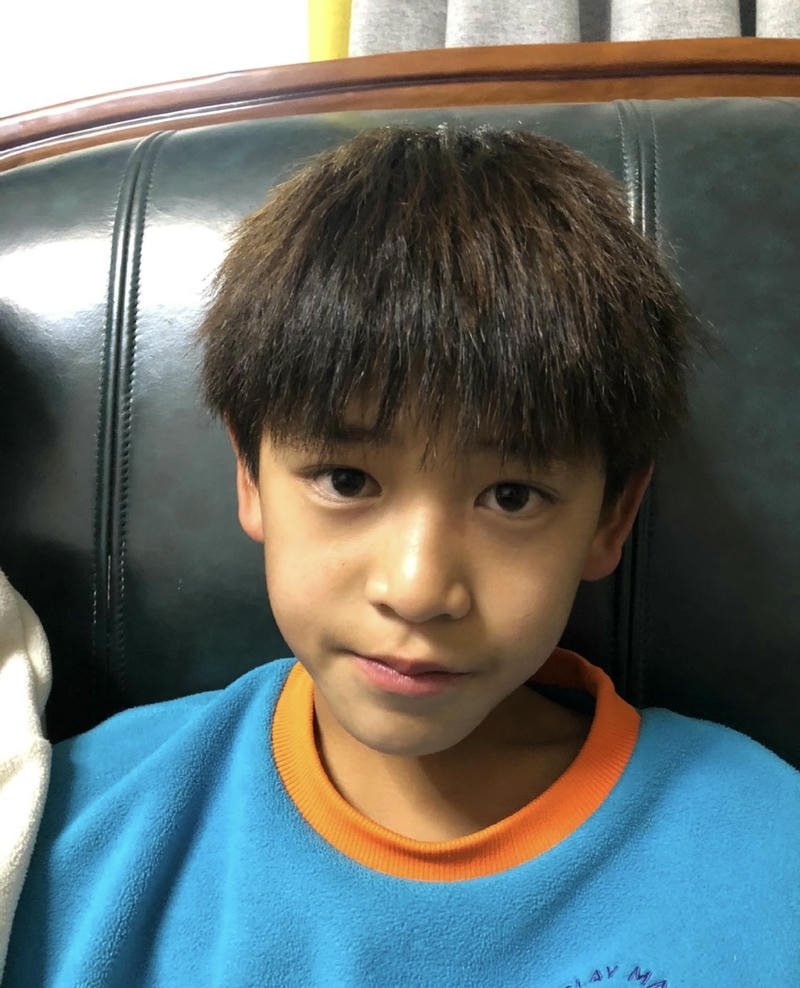 Ảnh trai đẹp 14 tuổi ánh nhìn nhẹ mái tóc gọn