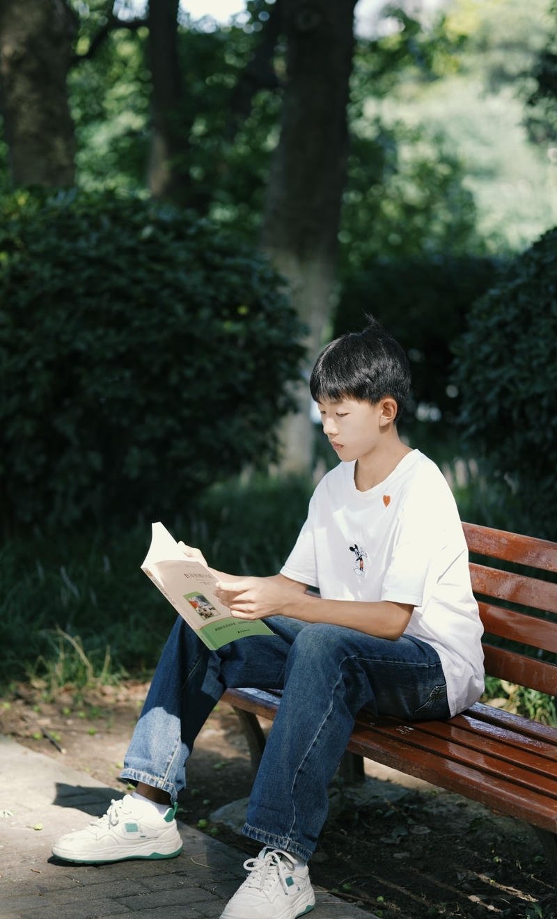 Ảnh trai đẹp 14 tuổi da sáng ánh nhìn tự nhiên