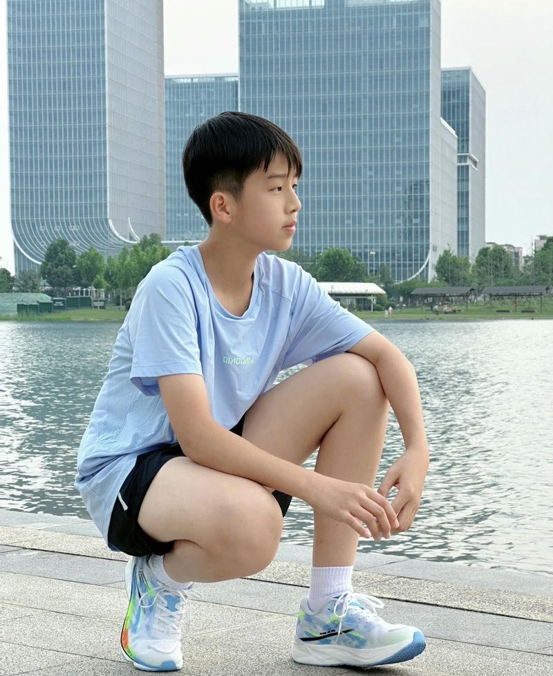 Ảnh trai đẹp 14 tuổi khuôn mặt cân đối tóc ngắn