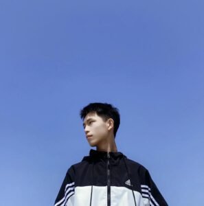 Ảnh trai đẹp 14 tuổi khuôn mặt sáng tóc gọn