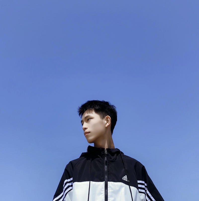 Ảnh trai đẹp 14 tuổi khuôn mặt sáng tóc gọn