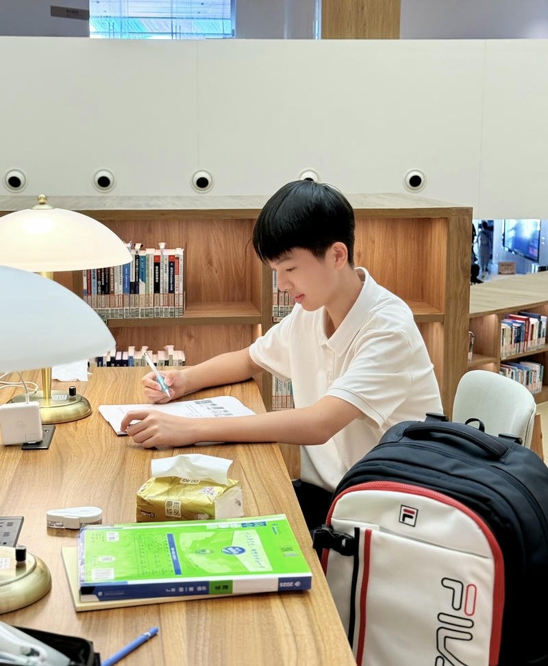 Ảnh trai đẹp 14 tuổi mái tóc ngắn nét hài hòa