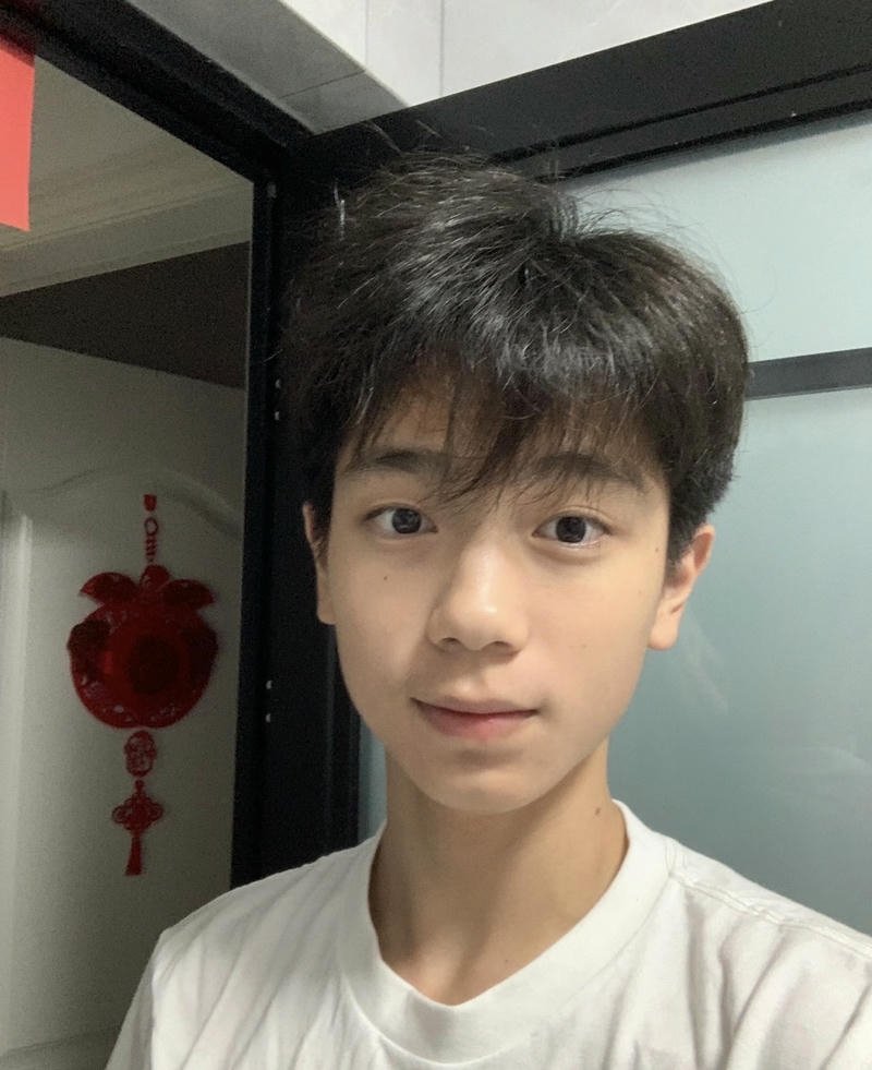 Ảnh trai đẹp 14 tuổi nụ cười nhẹ khuôn mặt sáng